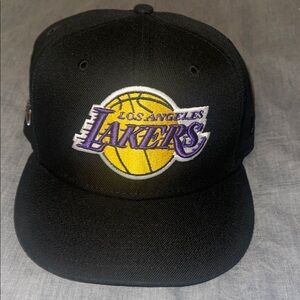 New Era Men’s Black LA Lakers Fitted Hat with Purple brim. Size 7 5/8